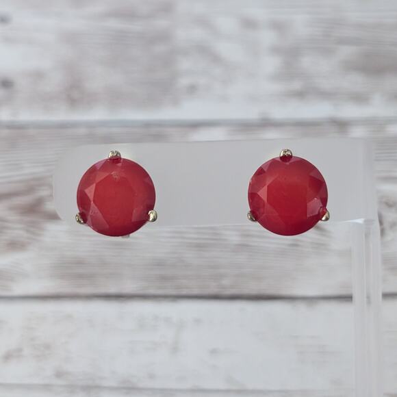 Vintage Clip On Earrings Faceted Red - Chip To One - Picture 1 of 7